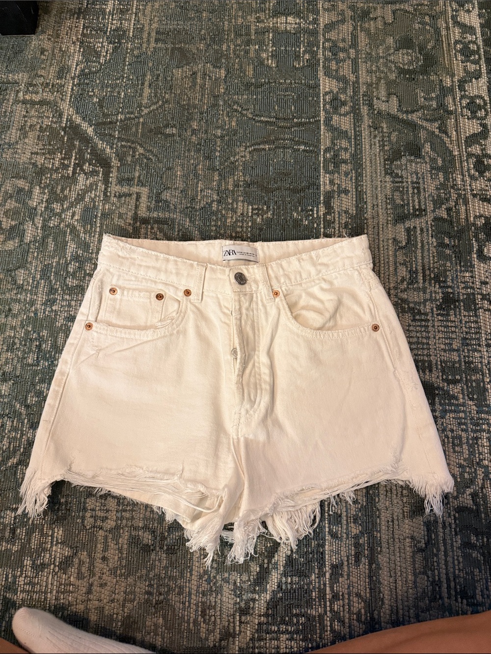 Zara white Frayed-Hem Denim Shorts